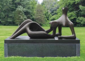 les sculptures d'Henry Moore s'exposent en plein air a landerneau et à brest