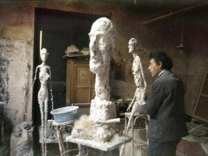 Le sculpteur Alberto Giacometti dans son atelier à Paris