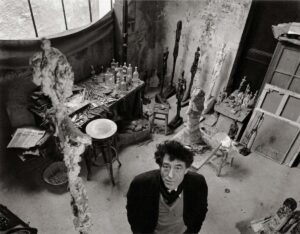 alberto giacometti dans son atelier à paris 