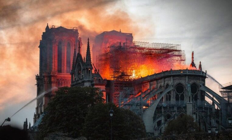 notre dame brule 