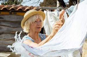 Odile lave le linge des autres