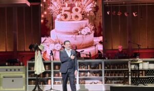 Laurent Gerra se met à table aux Folies Bergère et épingle l'époque. Photo DR