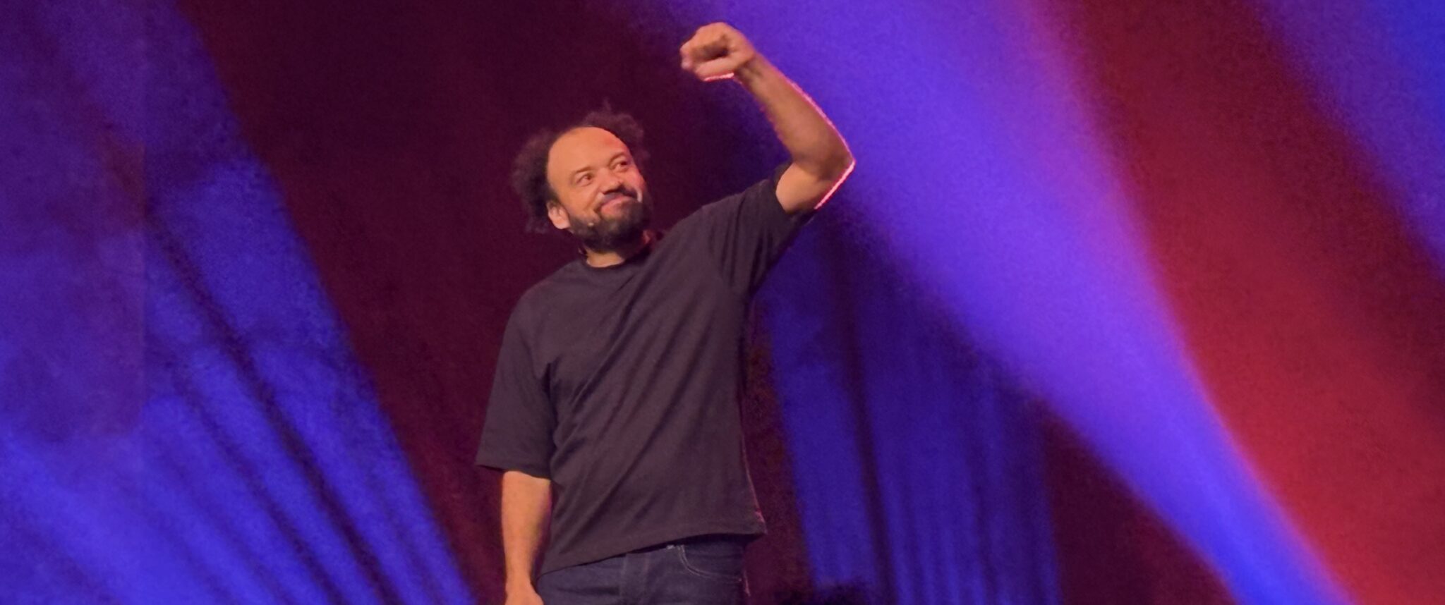 Fabrice Éboué : un spectacle au vitriol aux Folies Bergère